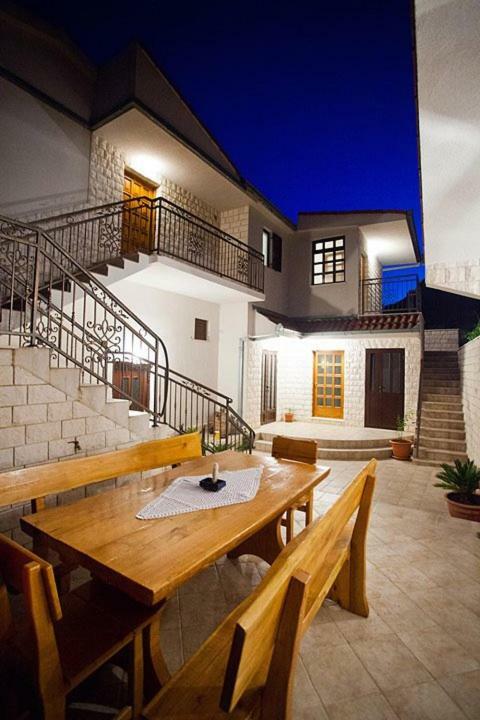 The Ana Apartments Комижа Екстер'єр фото