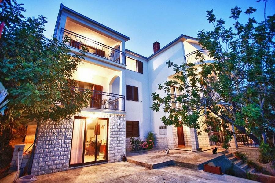 The Ana Apartments Комижа Екстер'єр фото
